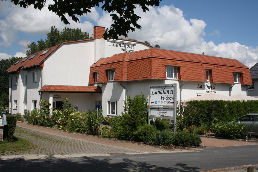 Außen mit Terrasse Landhotel Felchow