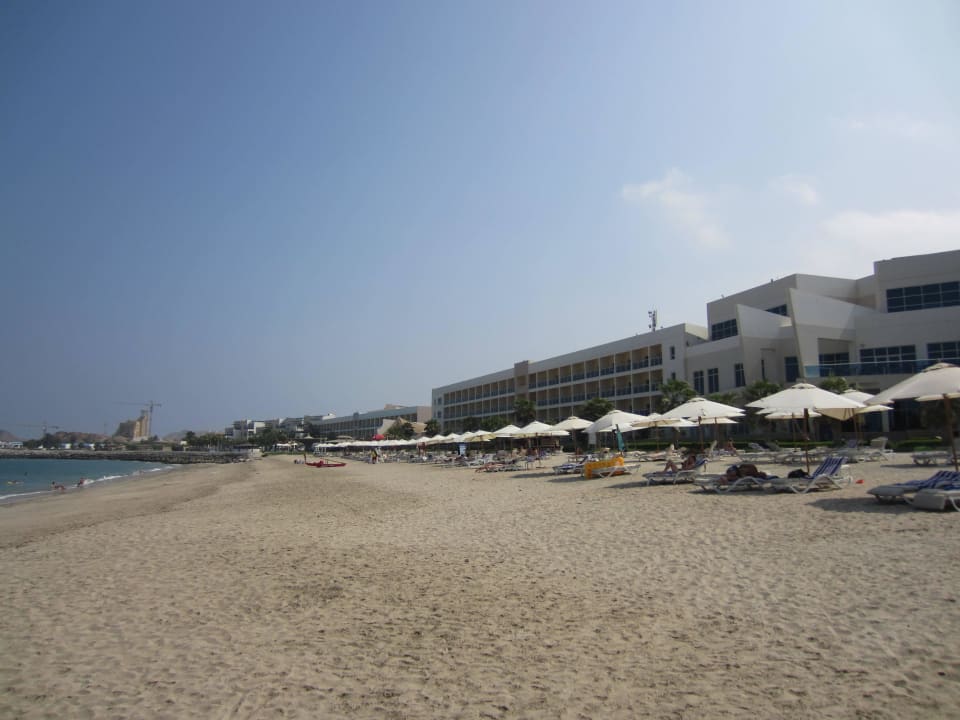 Strand und Hotel im Hintergrund Radisson Blu Resort Fujairah