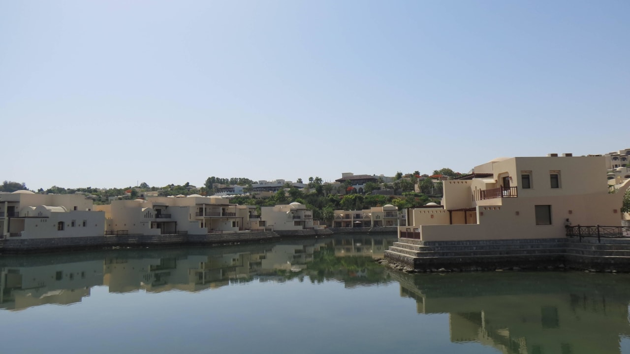 Vom Meer aus  The Cove Rotana Resort