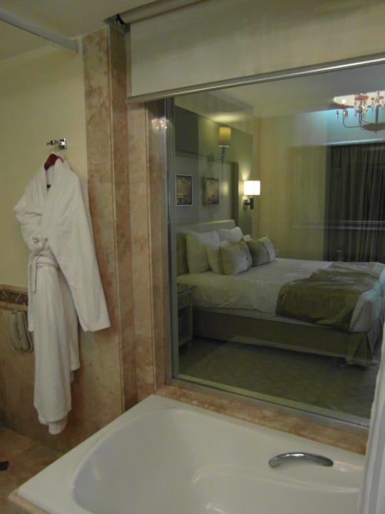 Bad mit Fenster zum Zimmer Kaisol Romance Resort