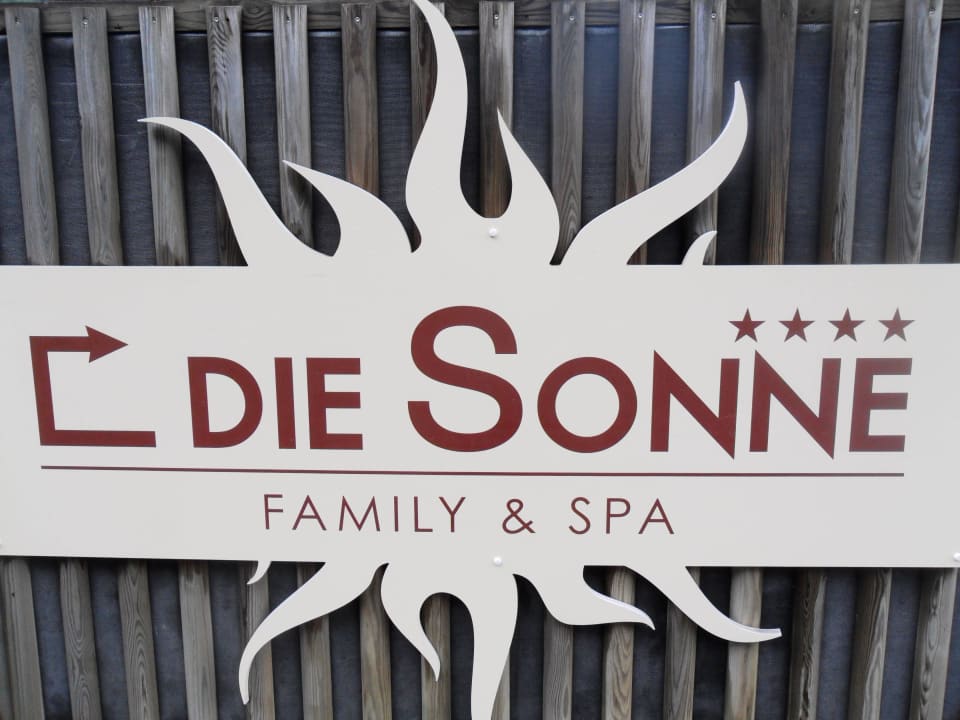 Eingang für Wanderer von Straße aus Hotel DIE SONNE