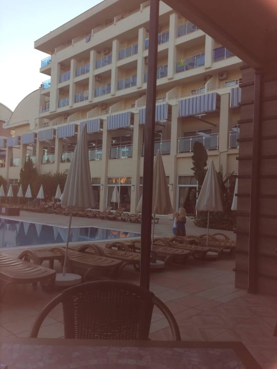 Pool mit Blick aufs Restaurant Solivia Hotel