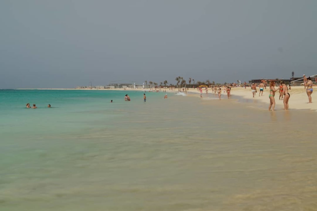 Sporo osób na plaży Oasis Salinas Sea