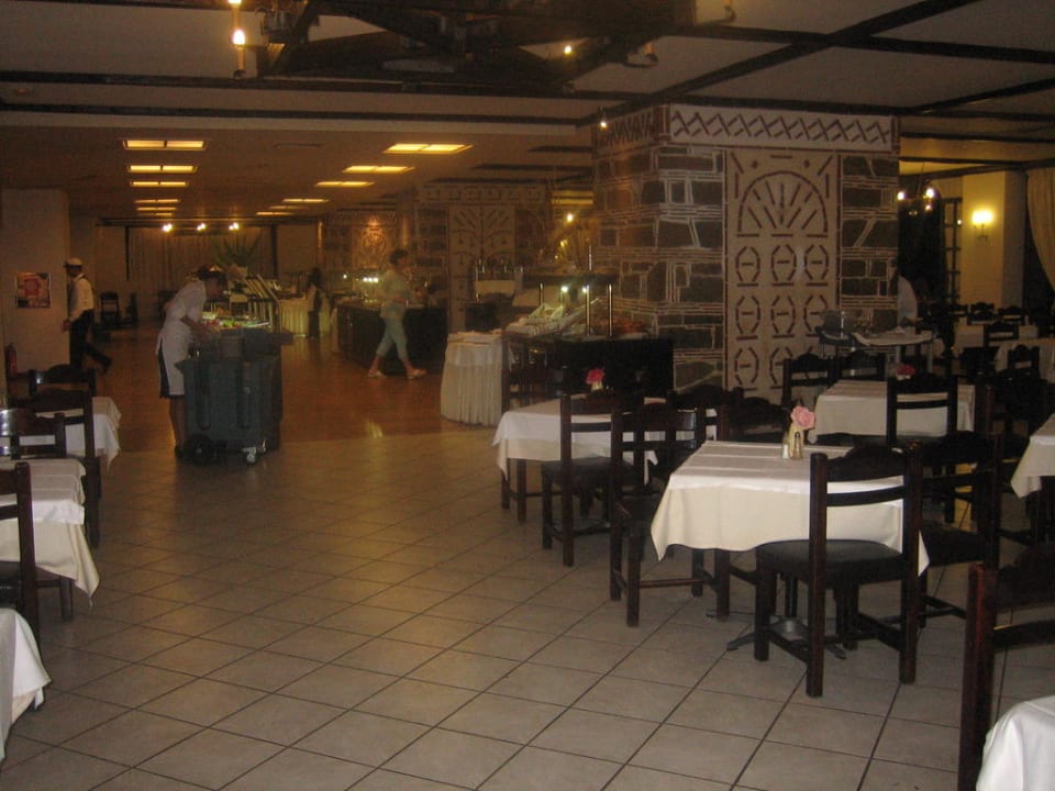Restaurant innen mit Blick auf Buffet Apollonia Beach Resort & Spa
