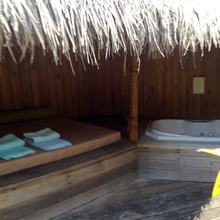 Im offenen Bad ebenso Jacuzzi Beach Villa/Bungalow Kuredu Island Resort & Spa