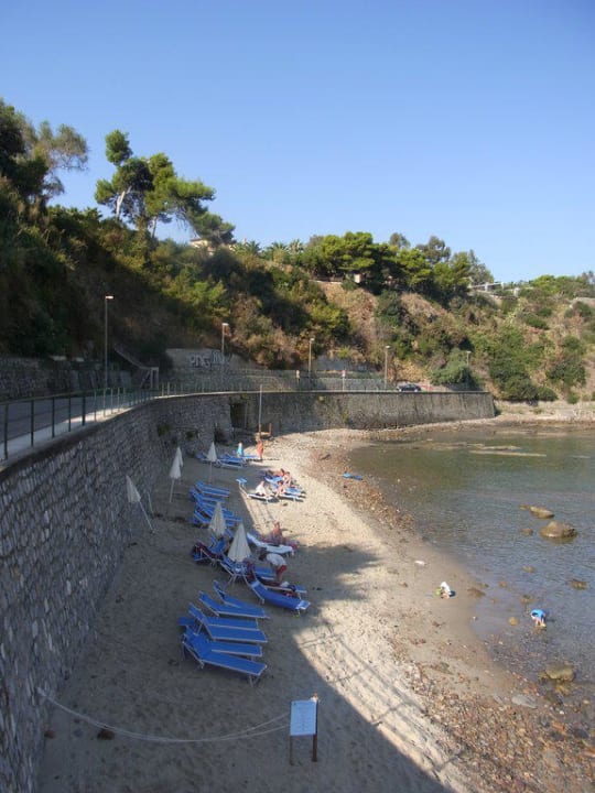 Steine und Felsen am Sandstrand Santa Lucia e Le Sabbie d'Oro