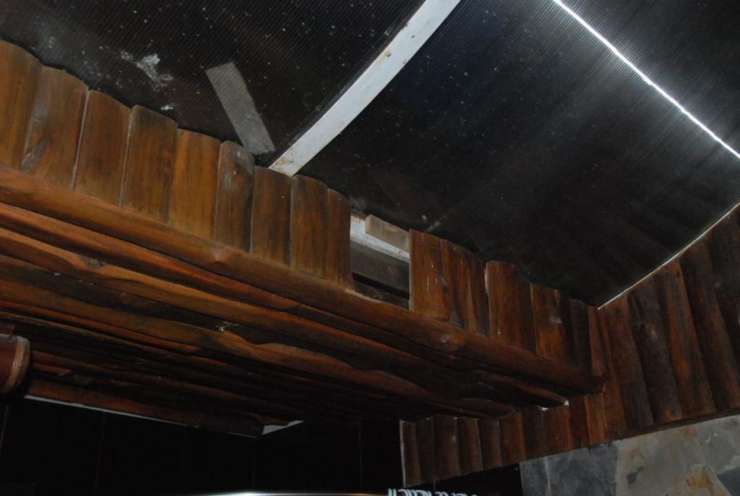 Defekte Holzverkleidung im Bad Santhiya Tree Koh Chang Resort