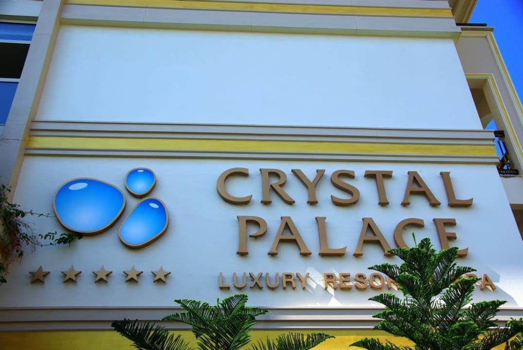 Am Hoteleingang Diamond Excellence Resort & Spa