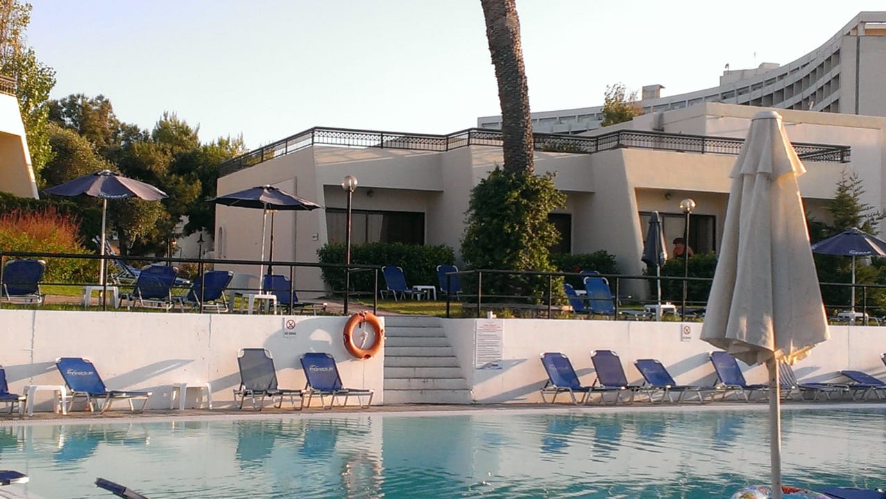 Pool mit Bungalow Sol Cosmopolitan Rhodes