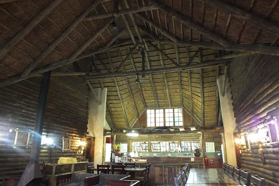 Hohe Decken im Essbereich  Hotel Drifters Hazyview Inn