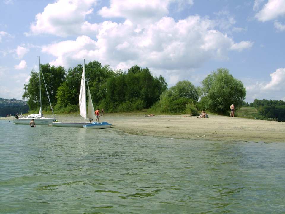 Widok z rowerka wodnego na mała wyspę Hotel Skalny Spa Bieszczady