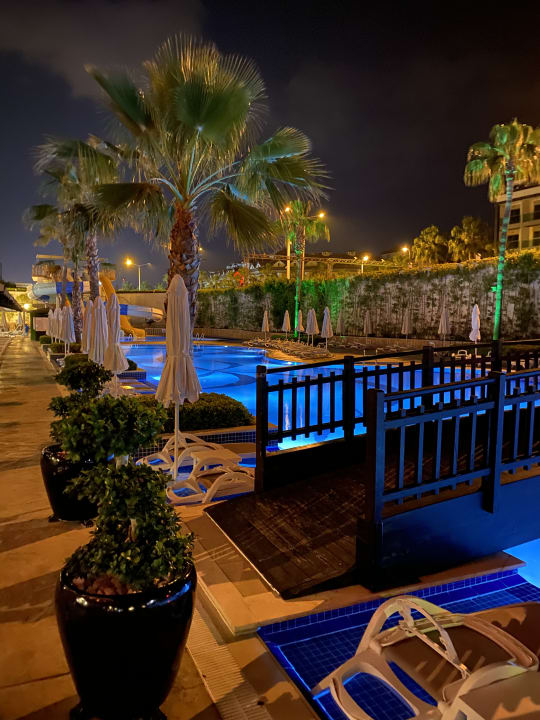 Pool Mary Hotel Side