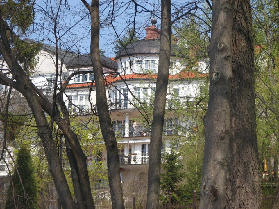 Widok od strony jeziora. Hotel Solar Palace Spa & Wellness