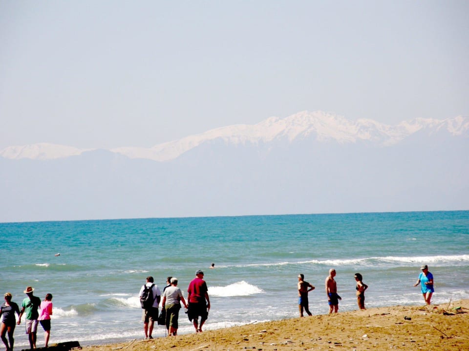 Am Strand entlang zum Schwesterhotel Sunis Kumköy Sunis Evren Beach Resort Hotel & Spa