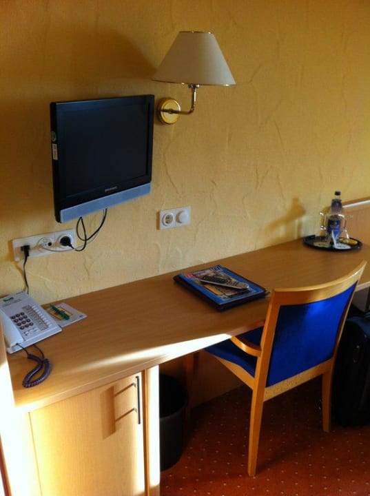 Schreibtisch und TV Hotel Dirsch Wellness & Spa Resort