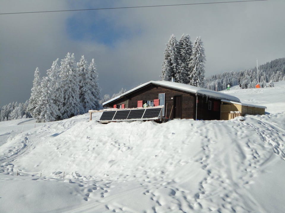 Aussenansicht Winter Maiensäss Alphütte Tegia Sulai