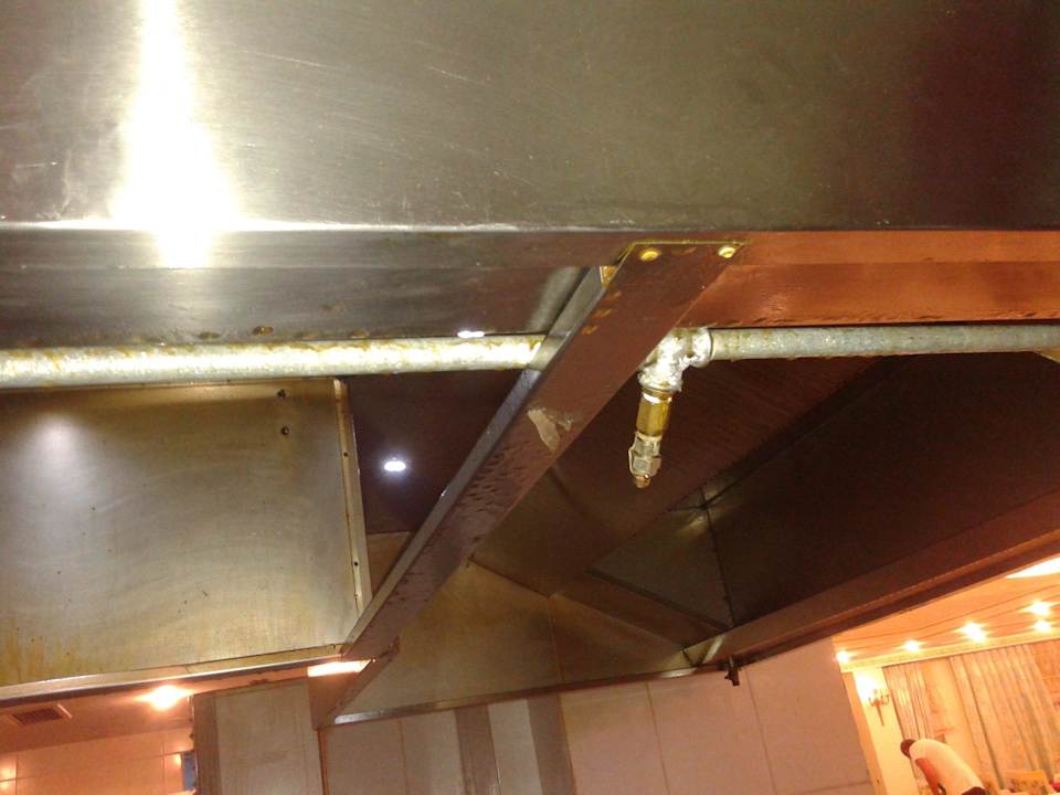 Okap spod którego brało się smażone jedzenie Larina Resort Spa & Hotel