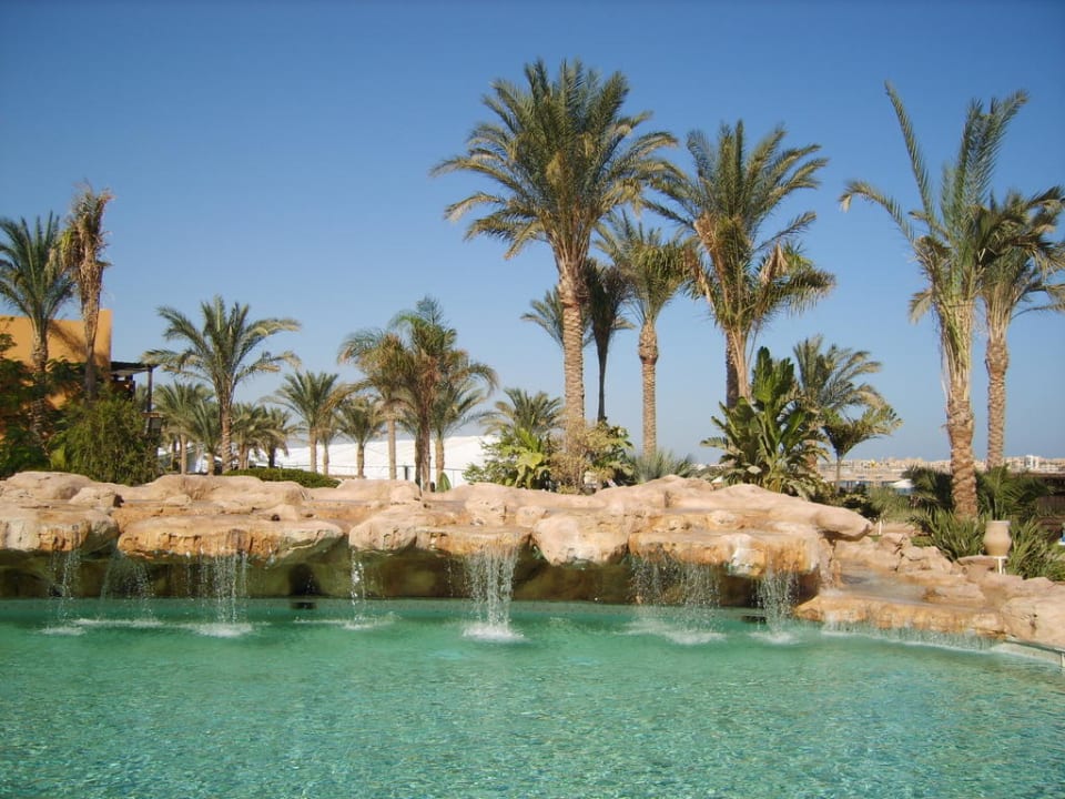 Бассейн с водопадом и баром Stella Beach Resort & Spa Makadi Bay