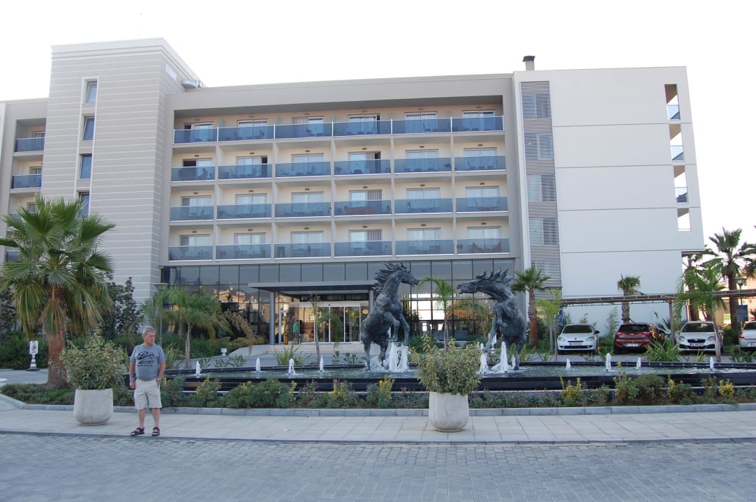 Hotel von der Strasse aus gesehen Palm Wings Kusadasi Beach Resort & Spa