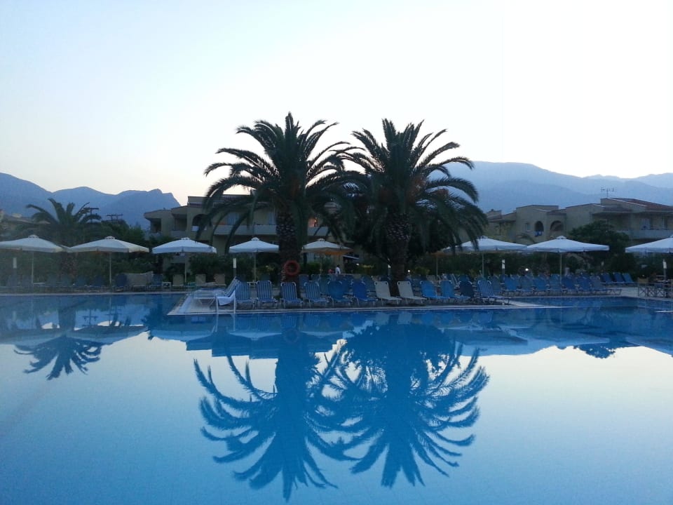 Pool mit dem Bergrücken des Olymp alltoura Club Hotel Poseidon Palace