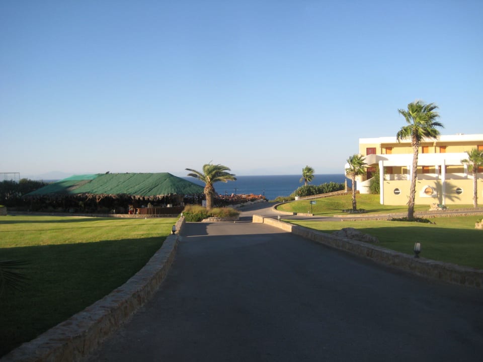 Der Weg von unserem Zimmer bis zum Pool Hotel Kalithea Horizon Royal