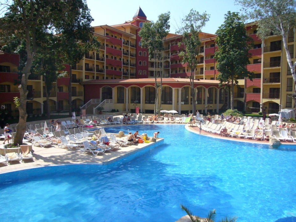Pool mit Blick auf Speisesaal GRIFID Aqua Club Bolero