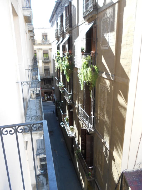 Seitlicher Ausblick vom kleinen Balkon Hotel Silken Ramblas Barcelona