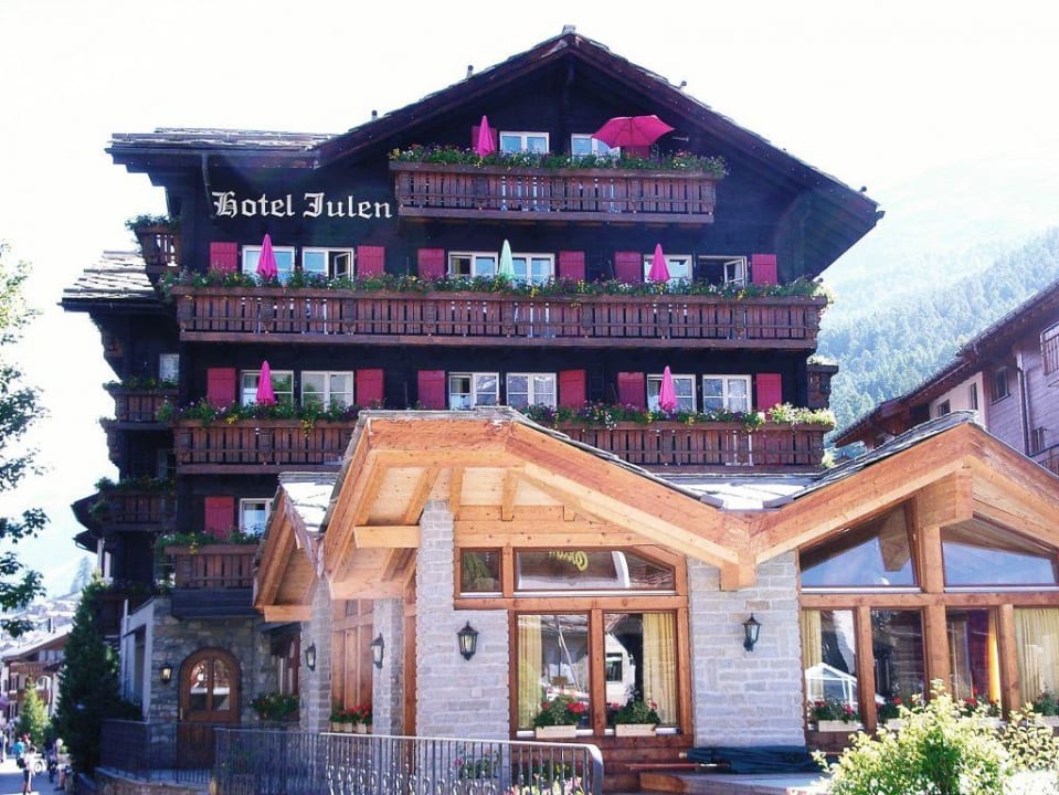 Neubau (Restaurant) und Altbau (Zimmer)  Tradition Julen Hotel