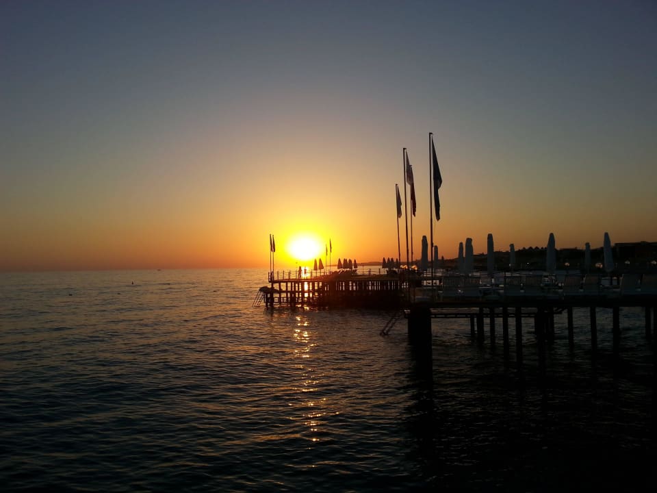 Sonnenuntergang von unserem Steg aus Quattro Beach Spa & Resort