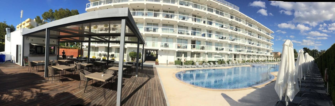 Rückwärtige Ansicht mit Pool und Bar Las Gaviotas Suites Hotel