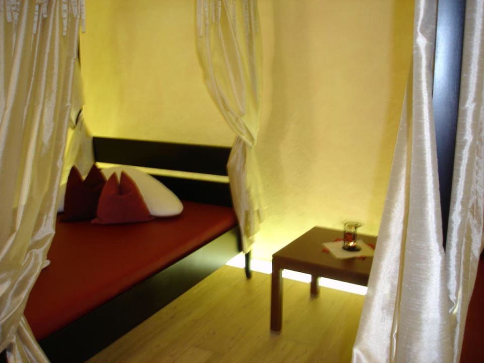 Ruheraum mit Himmelbetten Hotel Andy