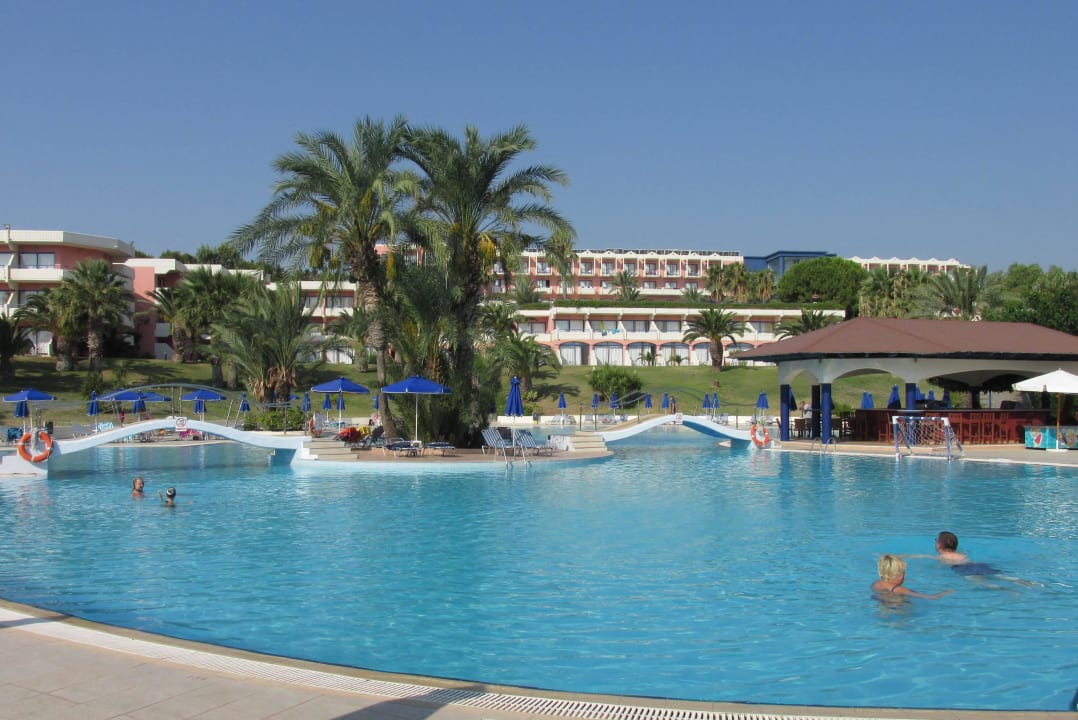 Hauptpool mit Poolbar Kresten Palace Hotel