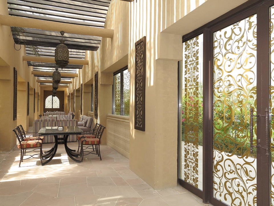 Außenbereich eines Restaurants Arabian Court at One&Only Royal Mirage