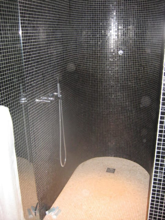 Schöne Dusche, aber wo ist die Seifenablage? Hilton Reykjavik Nordica