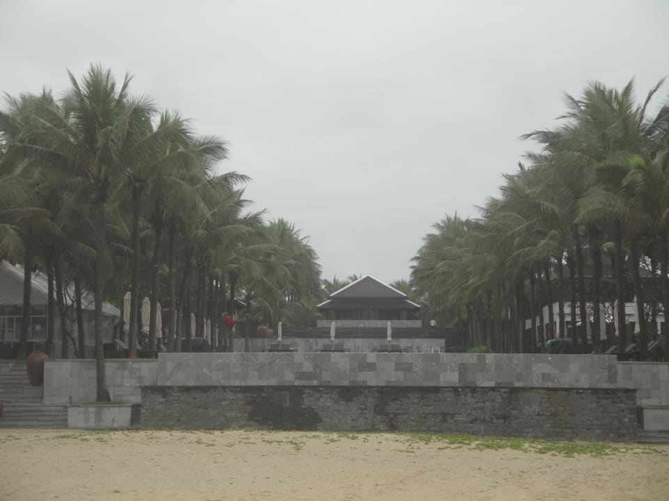 Blick vom Strand zum Hauptgebäude Four Seasons The Nam Hai, Hoi An, Vietnam