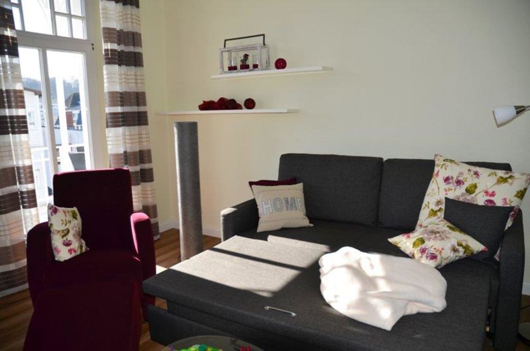 Schlafcouch für 2 Pers. im Wohnzimmer. Ostseeappartements Rügen Haus Metropol