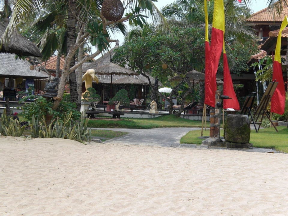 Vom Strand kommend Hotel Keraton Jimbaran Resort