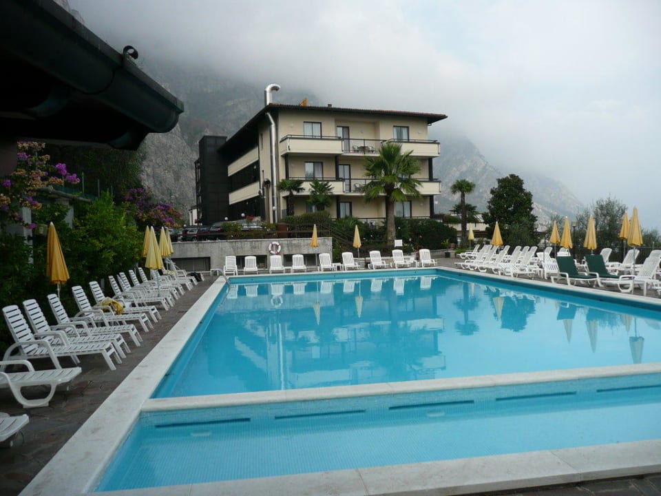 Pool mit Blick auf das Hotel Ilma Hotel Ilma