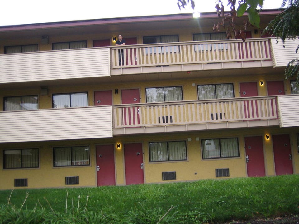 Vom Hof aus fotografiert Hotel Red Roof Inn Secaucus Meadowlands