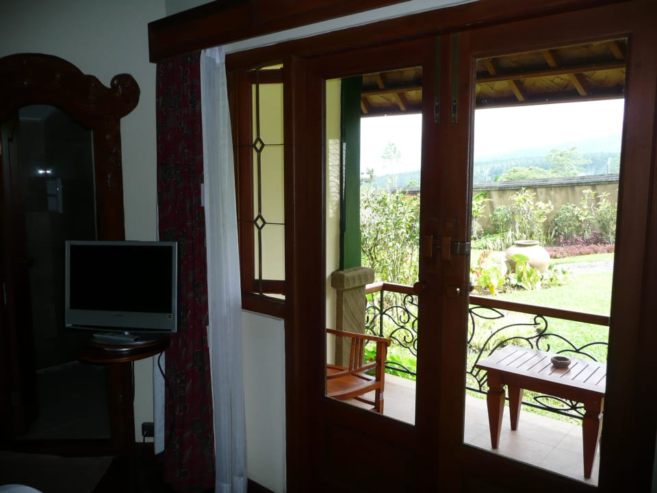 Blick zur Terrasse Strawberry Hill Hotel