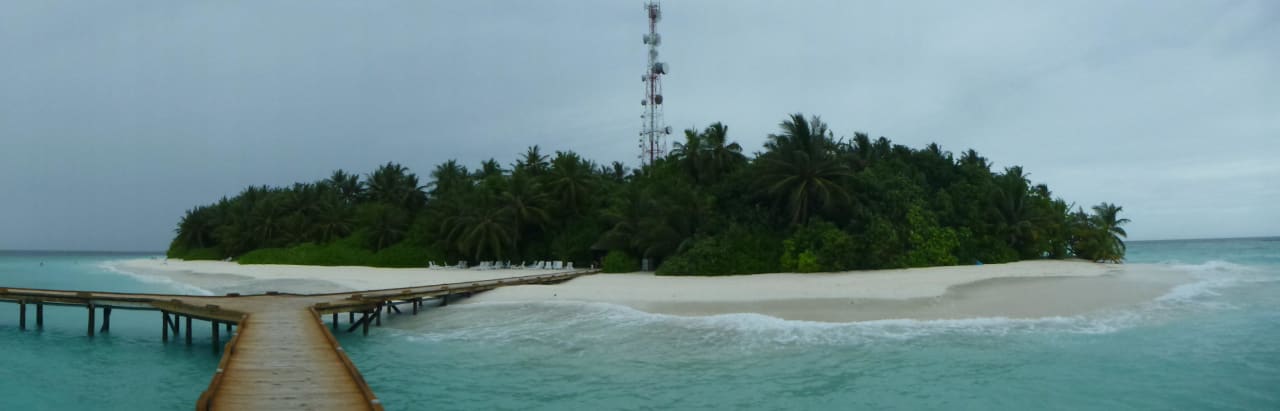 Blick von den Wasserbungalows aus auf die Insel Fihalhohi Maldives