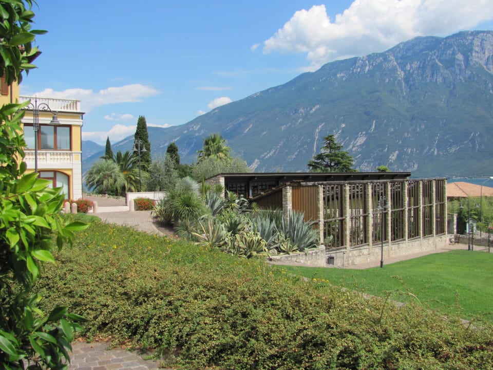 Kleiner Park neben dem Hotel mit schönem Ausblick Hotel Caravel