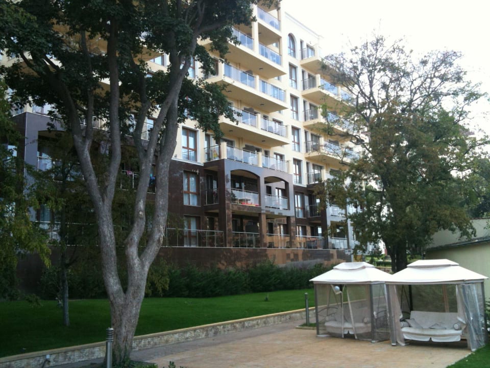 Rechts vom Pool Aparthotel Golden Line