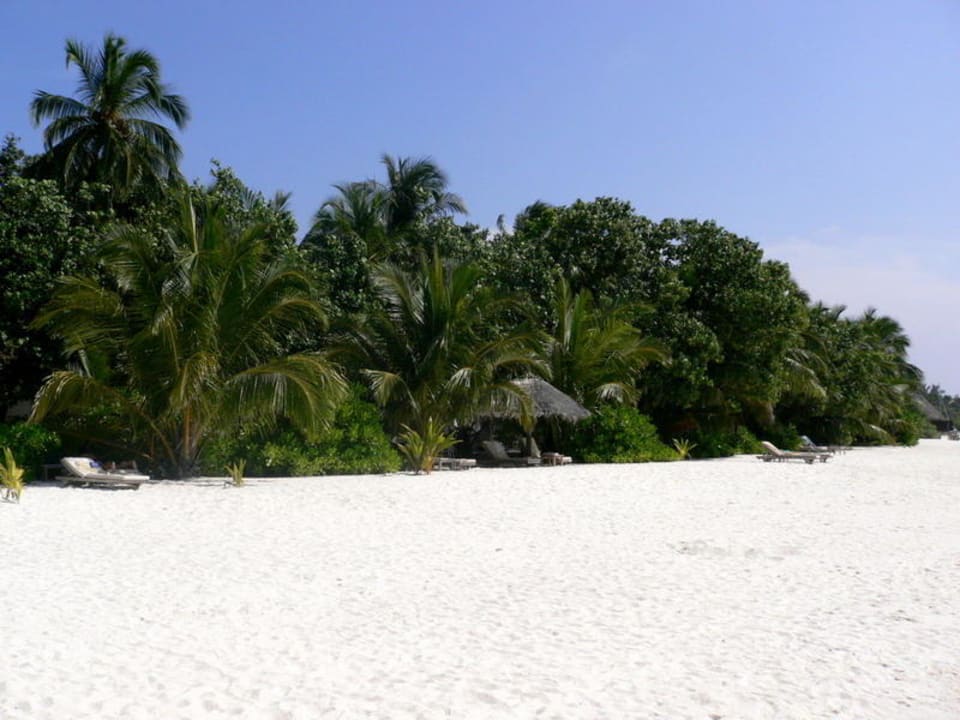 Strandabschnitt auf der Westseite Veligandu Maldives Resort Island