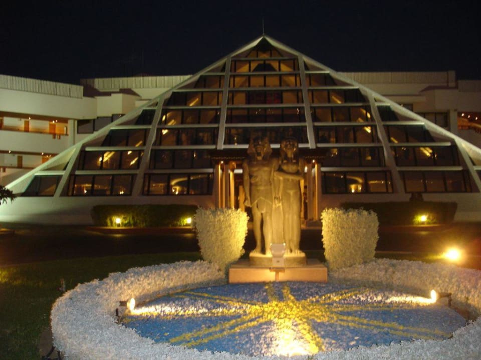 Aussenansicht abends Pharaoh Azur Resort