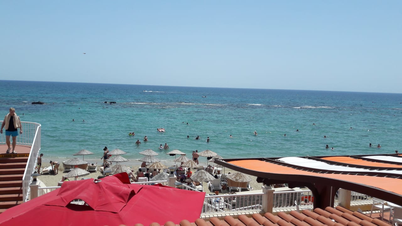 Blick von Terrasse auf Mittelmeer Salamis Bay Conti Resort Hotel & Casino