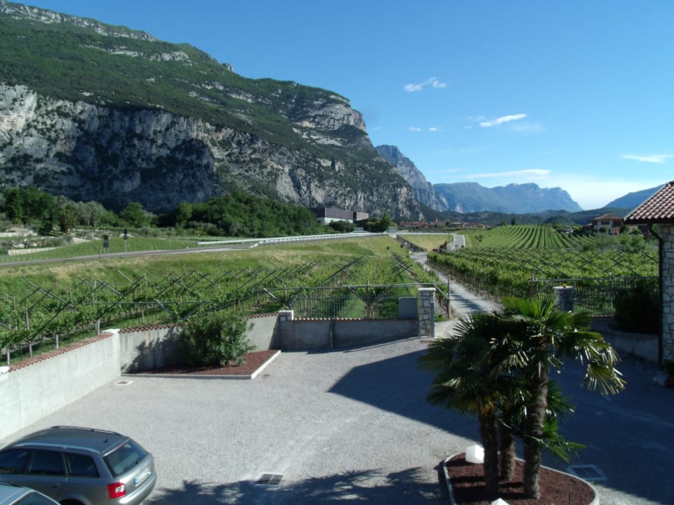 Blick zur Hauptstraße  Maso Santa Lucia B&B