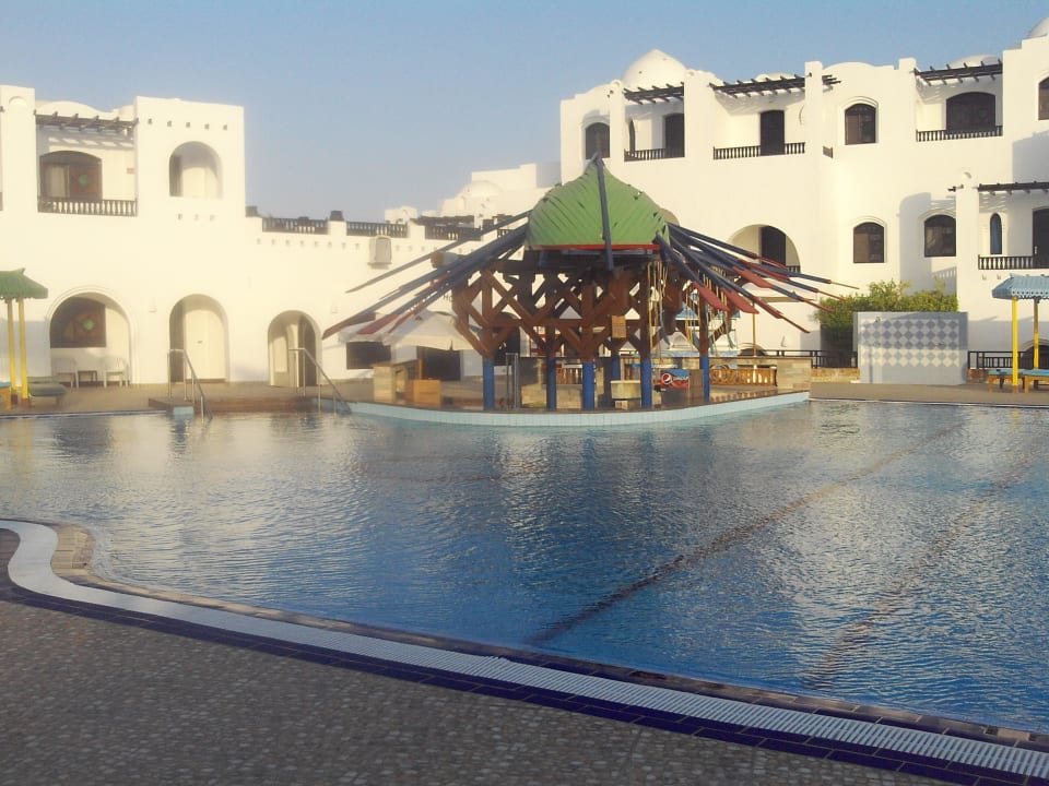 Am großen Pool mit Poolbar Arabella Azur Resort