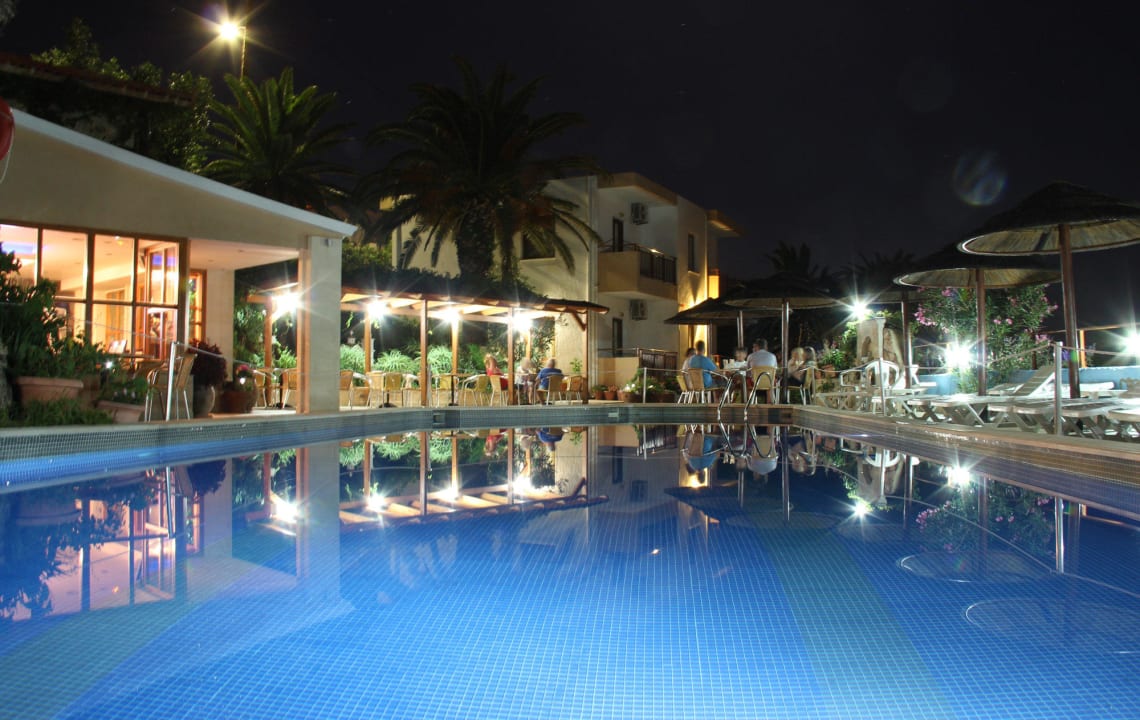 Entspannte Atmosphäre am abendlichen Pool Hotel South Coast