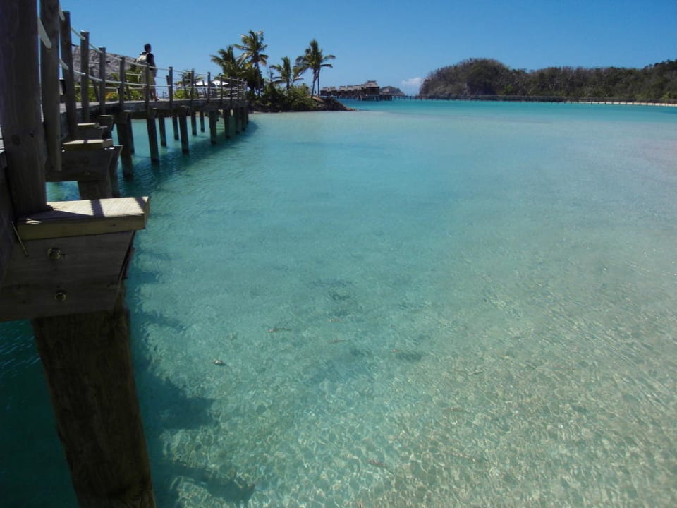 Steg zur Ankunftsstelle und Strandbar Likuliku Lagoon Resort